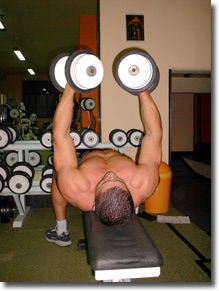 Fitness - Figura 55 - Croci con Manubri su Panca Orizzontale a 30