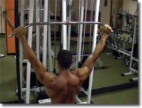 Fitness - Figura 43 - Trazioni alla Lat Machine Dietro la Nuca