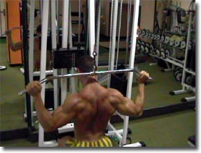 Fitness - Figura 44 - Trazioni alla Lat Machine Dietro la Nuca