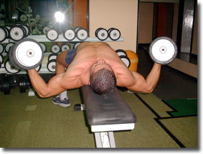 Fitness - Figura 56 - Croci con Manubri su Panca Orizzontale a 30